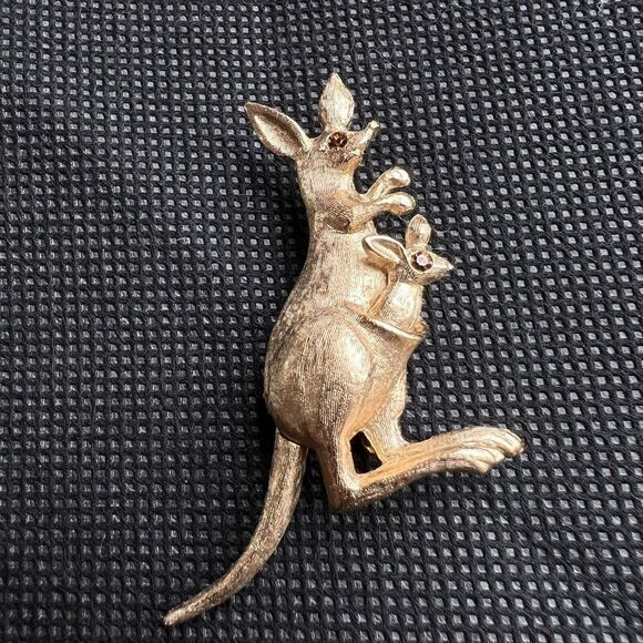 1975 VINTAGE AVON FASHION ACCENTS IN JEWELRY Kangaroo Gold-tone Pin 2.0 in - Picture 2 of 13